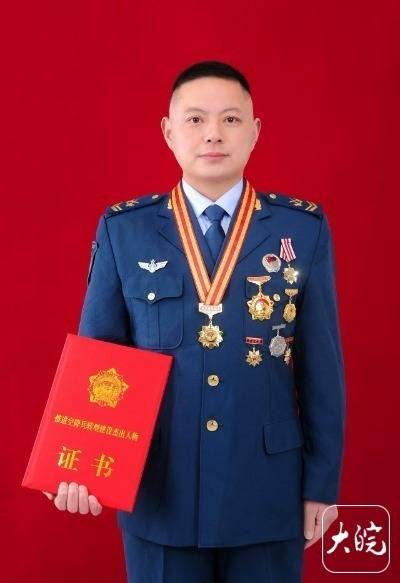 “空降兵十五勇士”之一的刘志保回忆17年前生死盲跳：该冲就冲