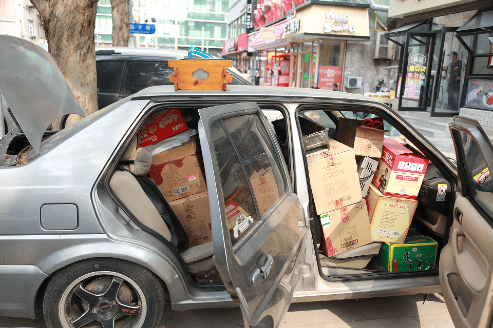 两男子到大连一家便利店推销，收取大额货款后失联！同样套路在多家店接连上演……
