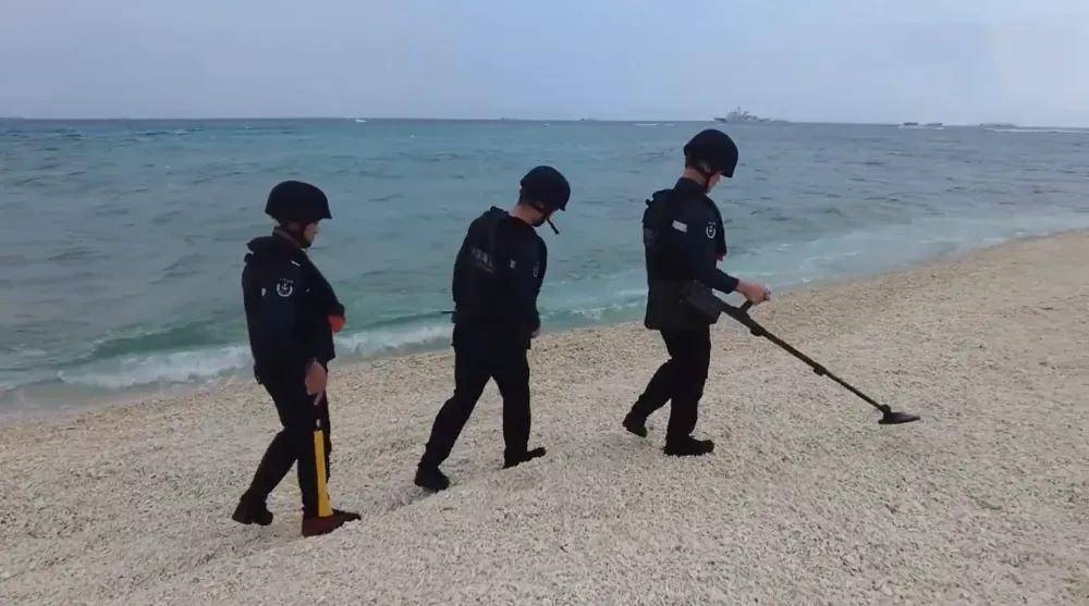 中菲在铁线礁再次爆发冲突！中国海警登礁使用扫雷器清理垃圾