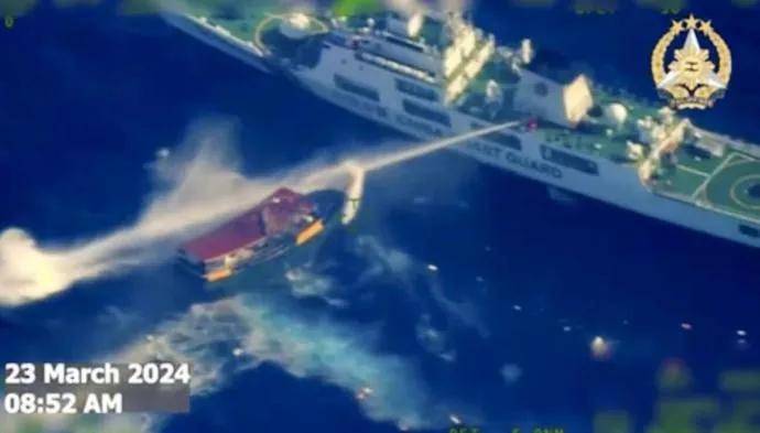 中菲在铁线礁再次爆发冲突！中国海警登礁使用扫雷器清理垃圾