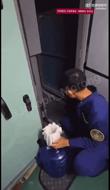 中菲在铁线礁再次爆发冲突！中国海警登礁使用扫雷器清理垃圾
