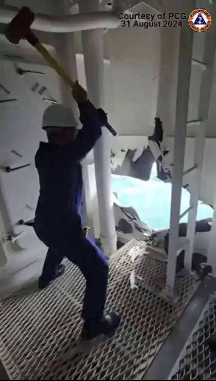 中菲在铁线礁再次爆发冲突！中国海警登礁使用扫雷器清理垃圾