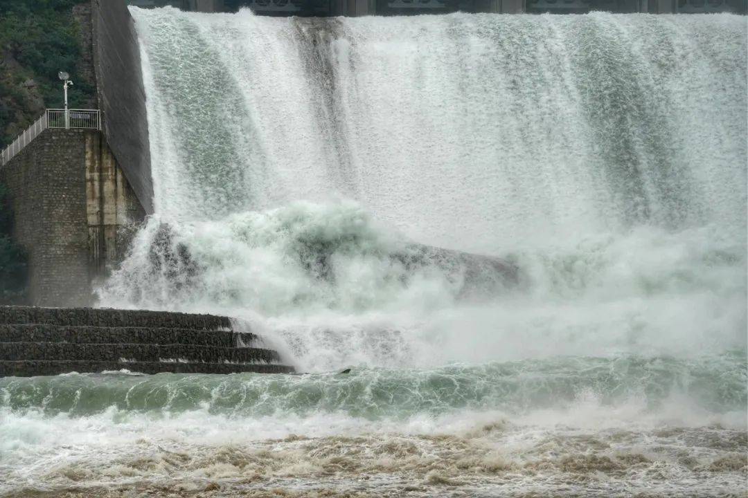 密云水库已下泄水量1.2亿立方米!部分河段流量大幅增加,请市民远离河道!详情——