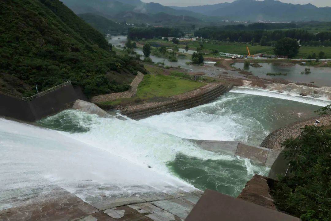 密云水库已下泄水量1.2亿立方米!部分河段流量大幅增加,请市民远离河道!详情——