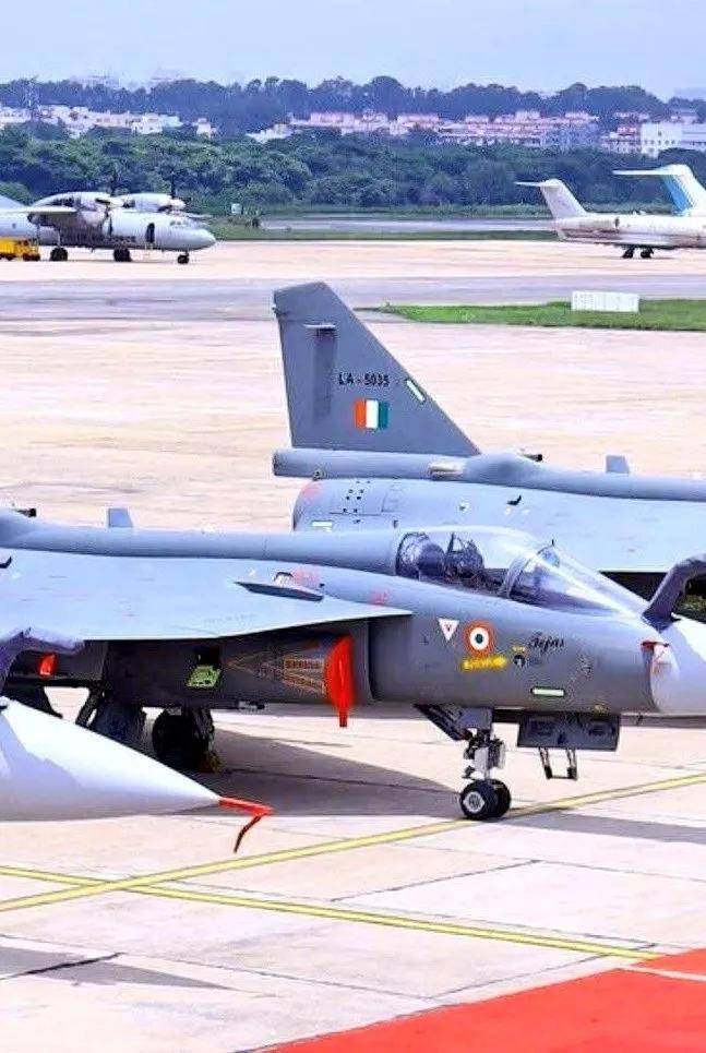 笑到停不下来!印度的“光辉”战斗机交付:8架中竟6台没装发动机,这什么神操作?