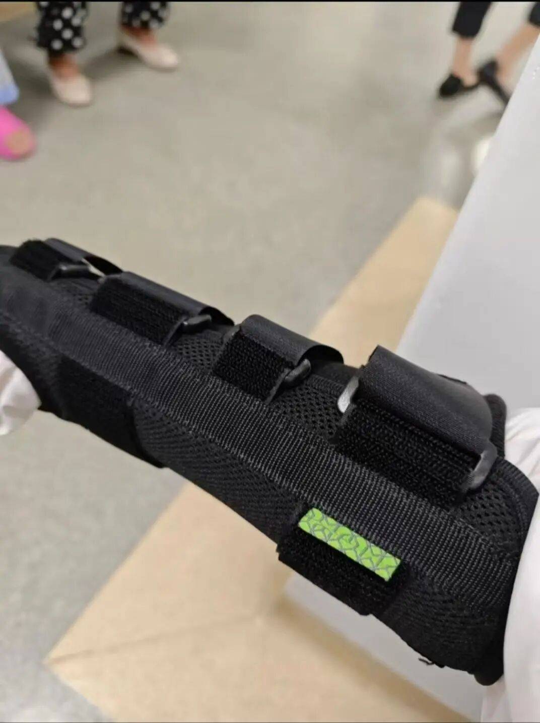 上海地铁早高峰抢座，七旬老太与女子同时坐下发生冲突，女子受伤起诉索赔1.5万，老太称将应诉：她拿手机拍我