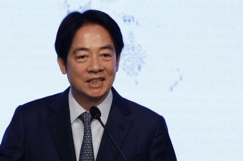 美国战争部挂牌后，福建舰罕见穿航台海，台当局紧急赴美求援，两国军舰直闯台海