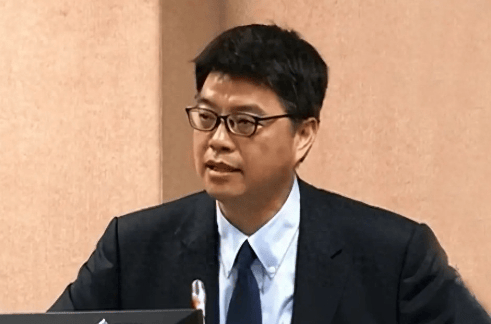 美国战争部挂牌后，福建舰罕见穿航台海，台当局紧急赴美求援，两国军舰直闯台海