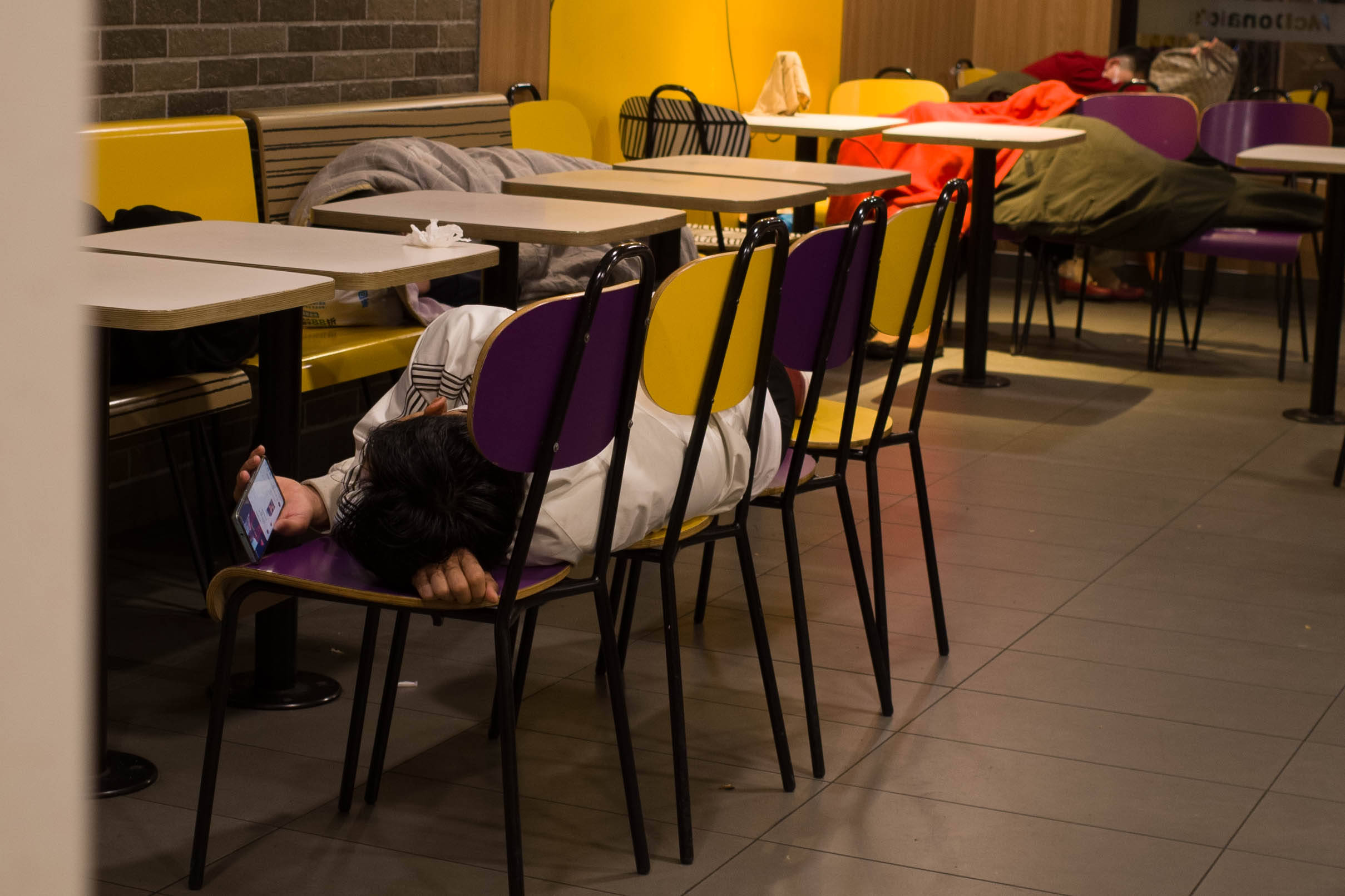 麦当劳夜宿者:老人占六成,各有心酸事