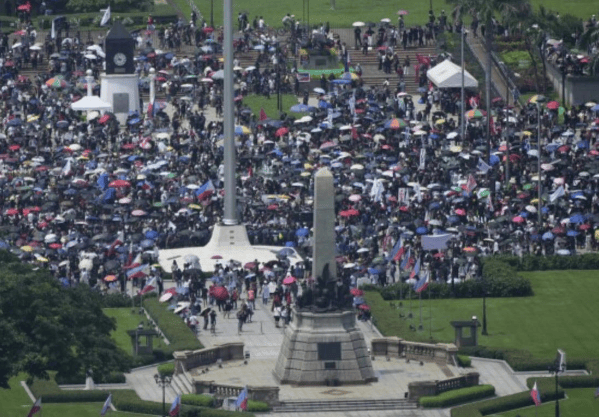 总统府前被烧成火海,总统却下落不明!菲律宾一夜变天,20城全乱了