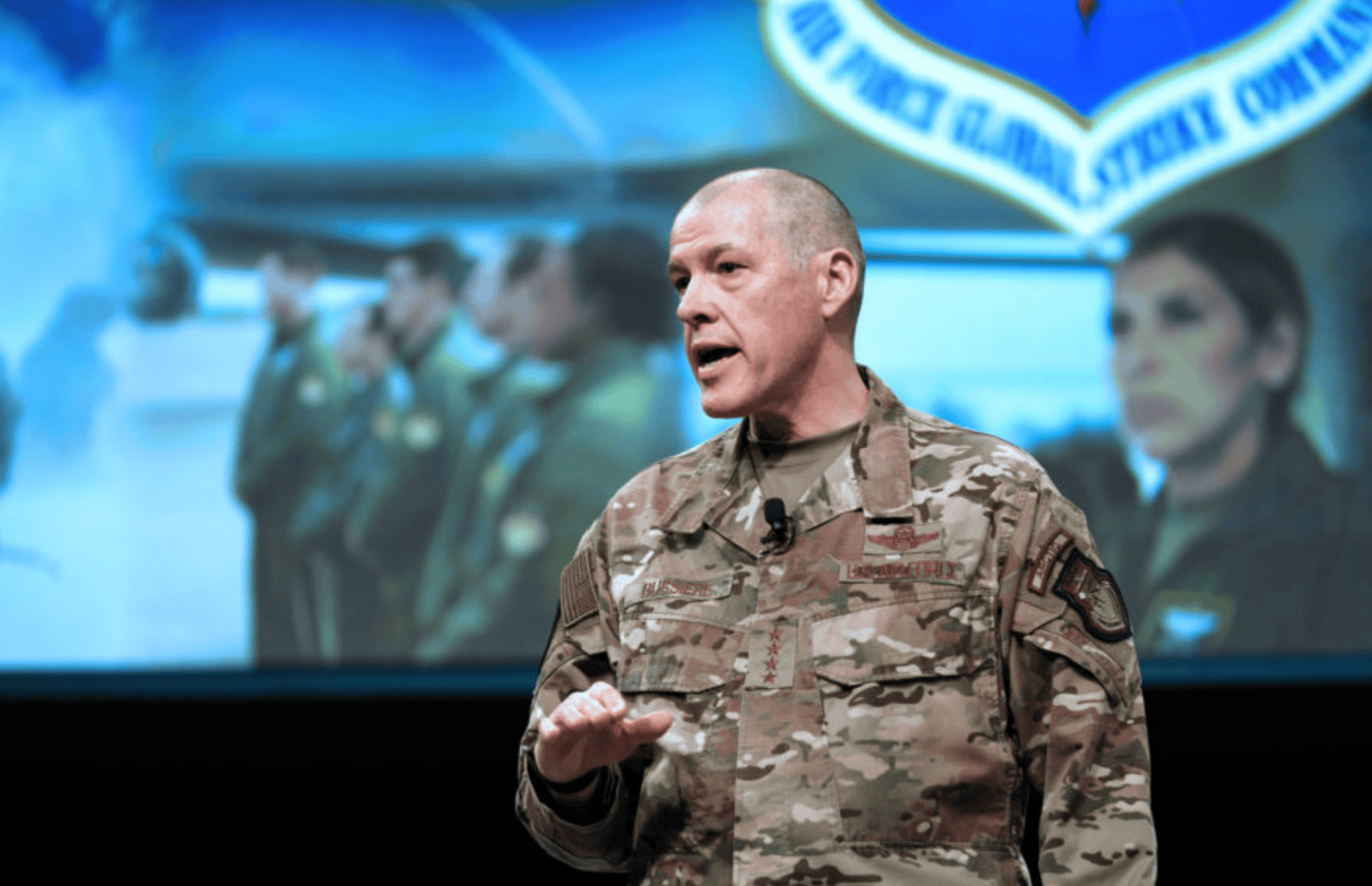 全球美军高级将领大会后，掌管美军三分之二核力量的空军上将突然申请退役