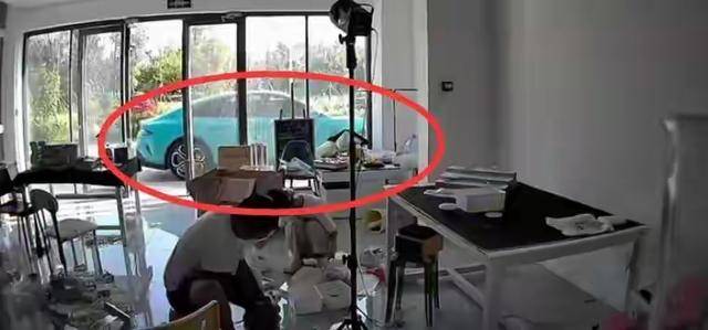 小米汽车突然自己开走?车主否认“误触手机致车辆启动”