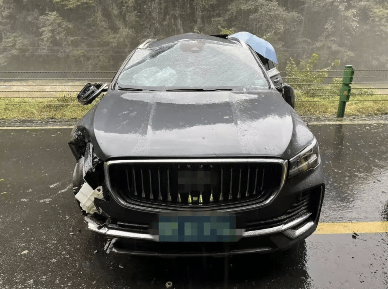 夫妻自驾游途中汽车撞上山体，湖北一途经民警为救人被车门夹断手指正接受治疗