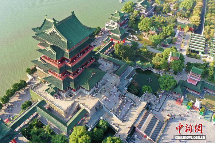 江西南昌:江南名楼滕王阁引游客纷至沓来