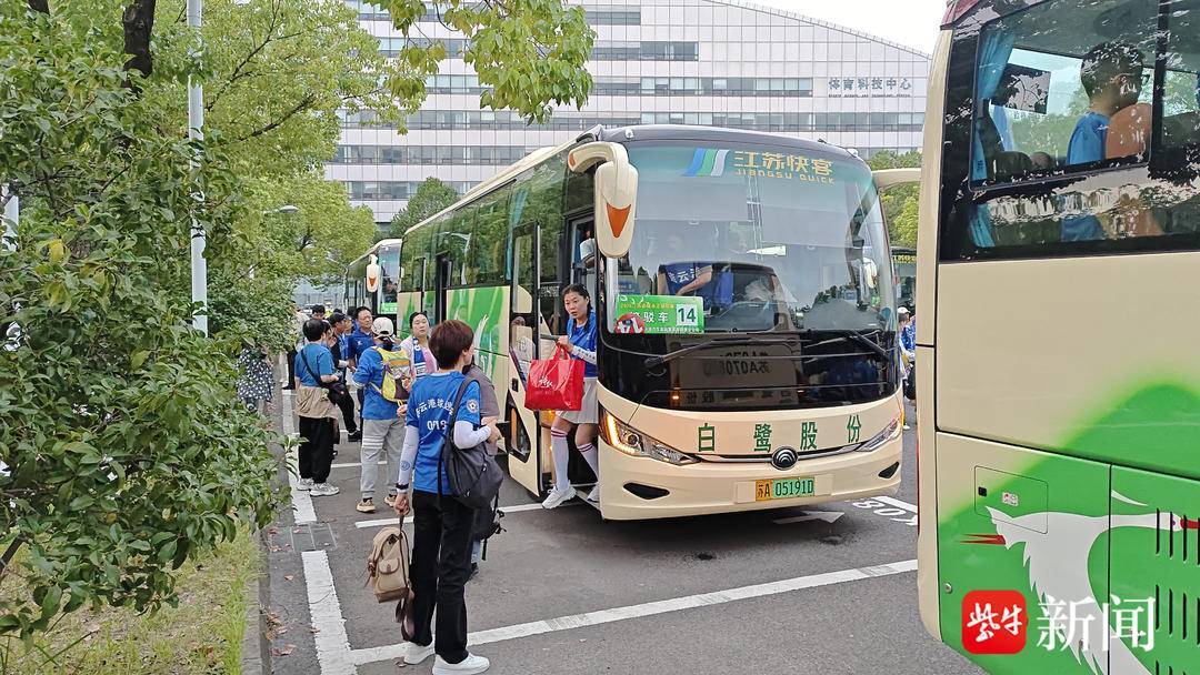南京长客集团17辆大巴护送连云港球迷往返南京南站至奥体中心