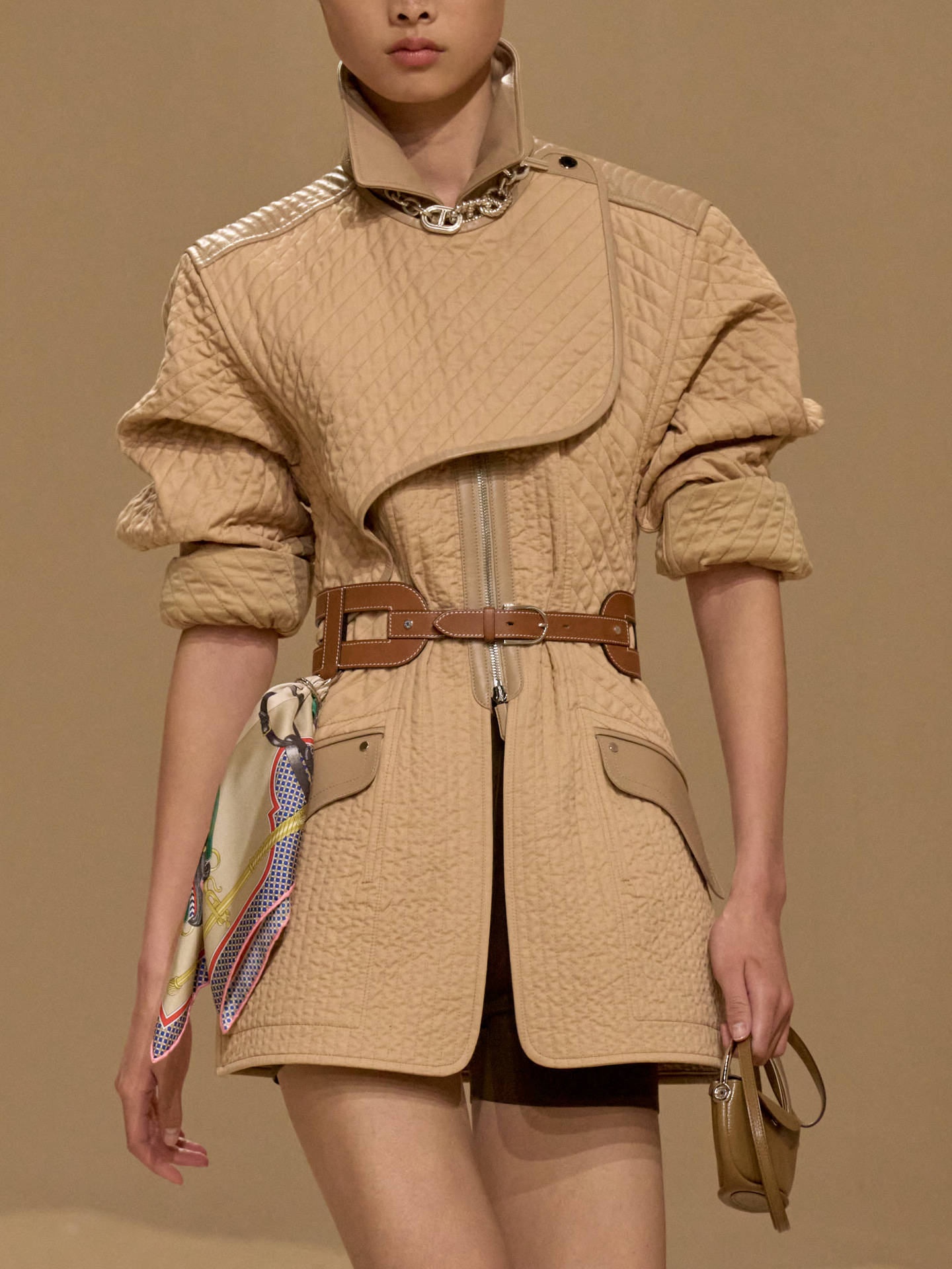 爱马仕秀场变沙滩,丝巾变上衣、亮色包袋注入新活力!