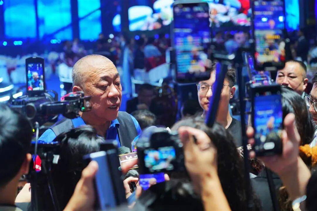 “全网最爱发钱老板”给员工父母发1000万中秋礼金,回应质疑:绝不是作秀,已办了十几年