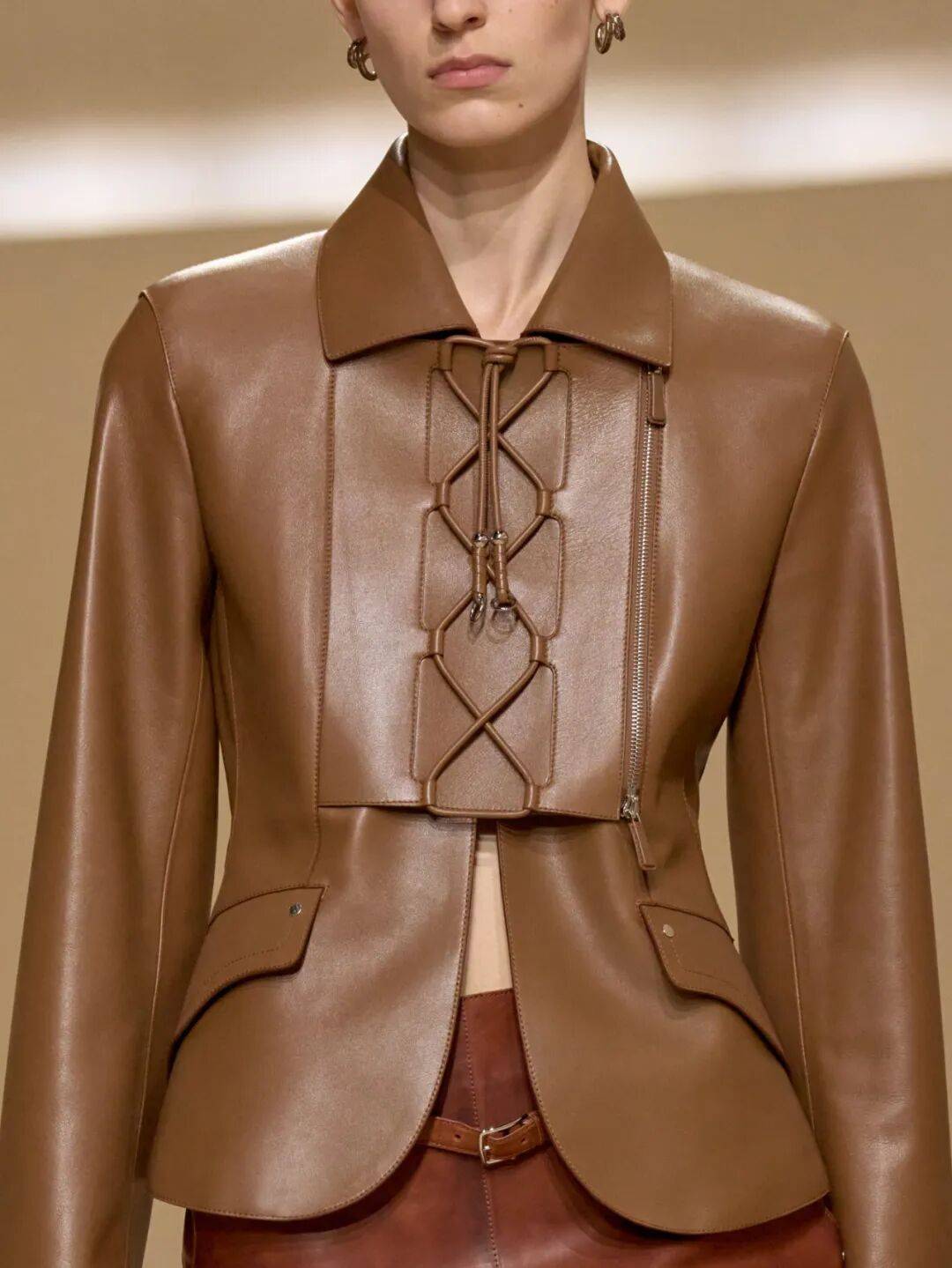 Hermès的女骑士,在沙滩上自由驰骋