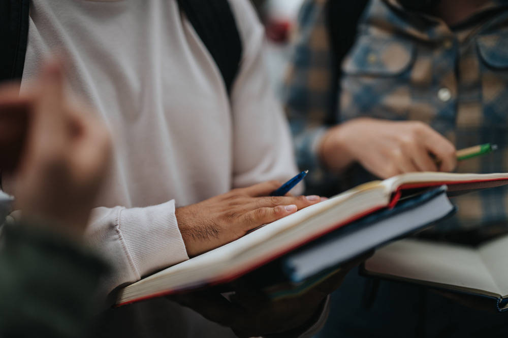 开学前接调岗电话,小学老师仓促教初中