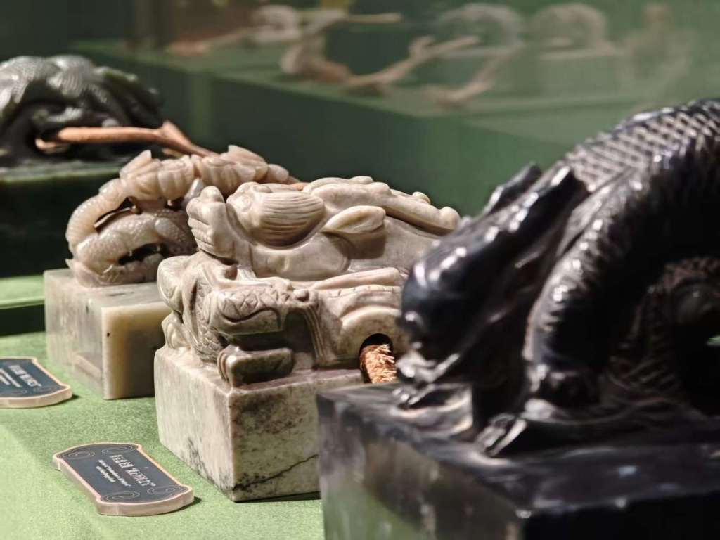 今天是故宫博物院百岁生日,让我们回顾她这一百年的史诗