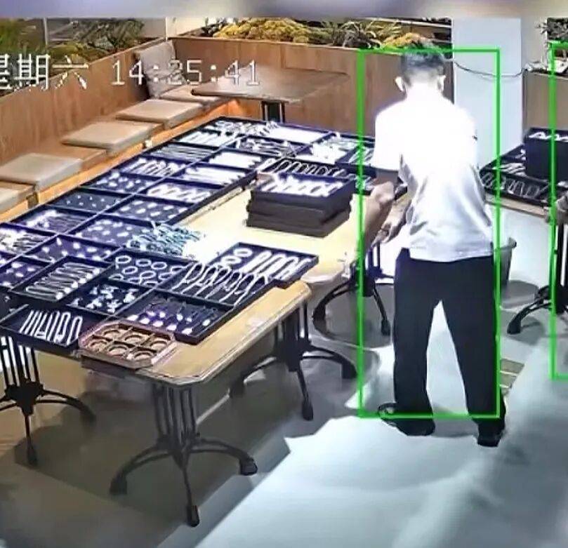 员工拉桌子碰碎近50个和田玉镯,店主称“价值超100万”:不怪他