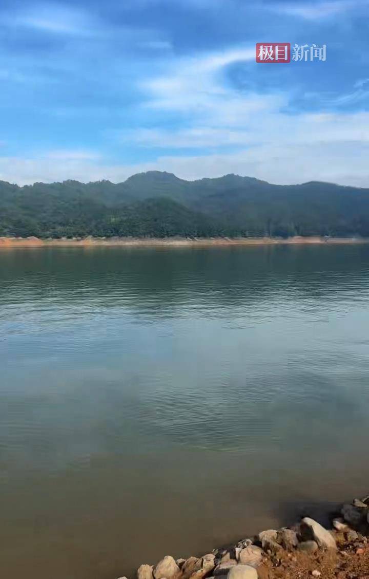 义乌23岁外卖小哥蹊跷失踪22天:凌晨两点独自到一处水库,现场只找到电动车和鞋