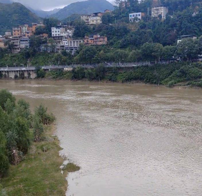 婚礼当天跳河男子家属:希望看到接亲头车的行车记录仪画面