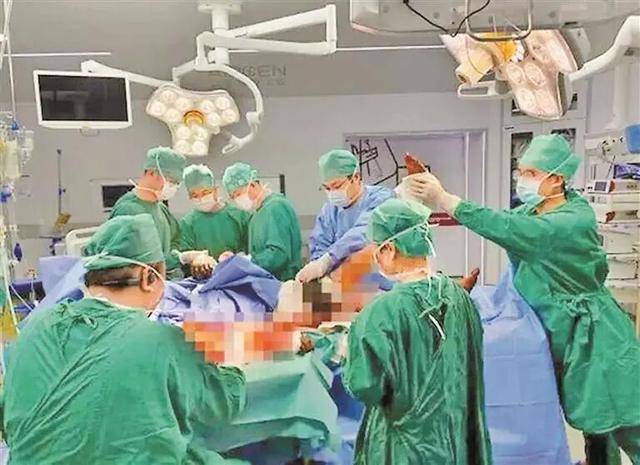 仅仅30秒,男子全身烧伤90%!别再这样充电!