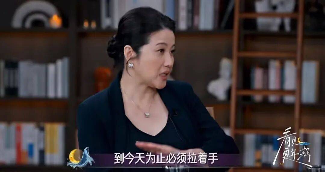 52岁影后颜丙燕公开小20岁男友:他知道我将步入更年期,已甜蜜相恋5年,两人出门必须手拉手