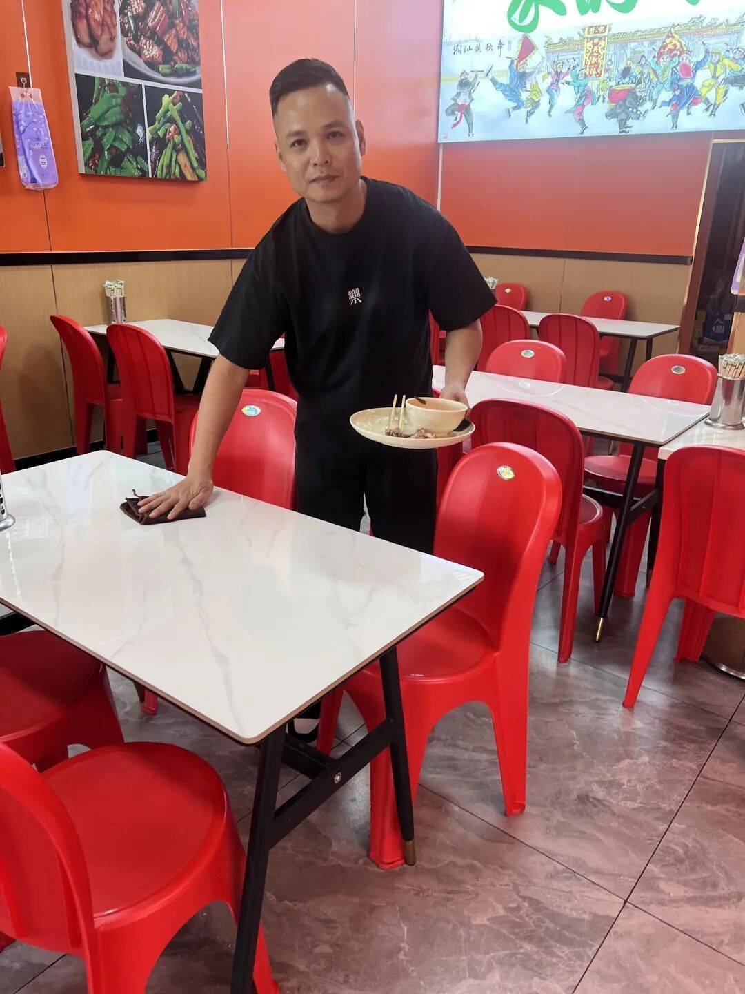 小伙到广州一猪脚饭店吃免费“2号餐”,突然跪地道谢,老板娘:以后要吃饭就直接过来