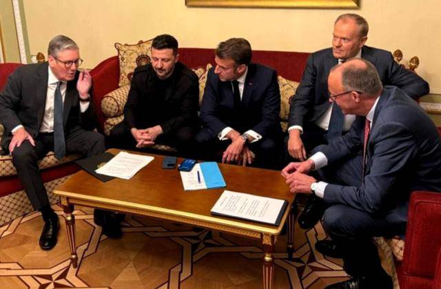 普京拒绝后,特朗普叫停普特会!12国倒戈,泽连斯基决定停火?