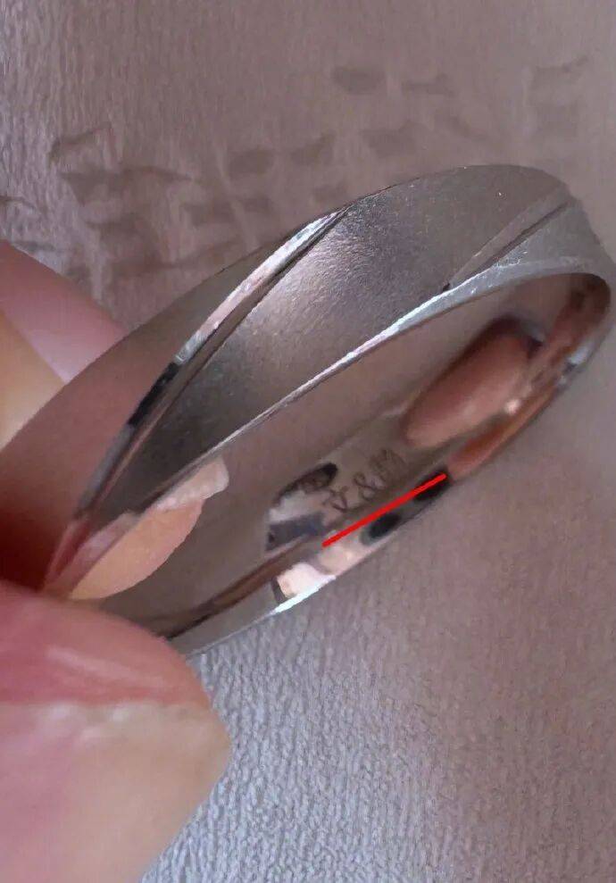 太崩溃!婚礼次日,发现婚戒内侧刻着他人姓名! 太崩溃!婚礼次日,发现婚戒内侧刻着他人姓名!