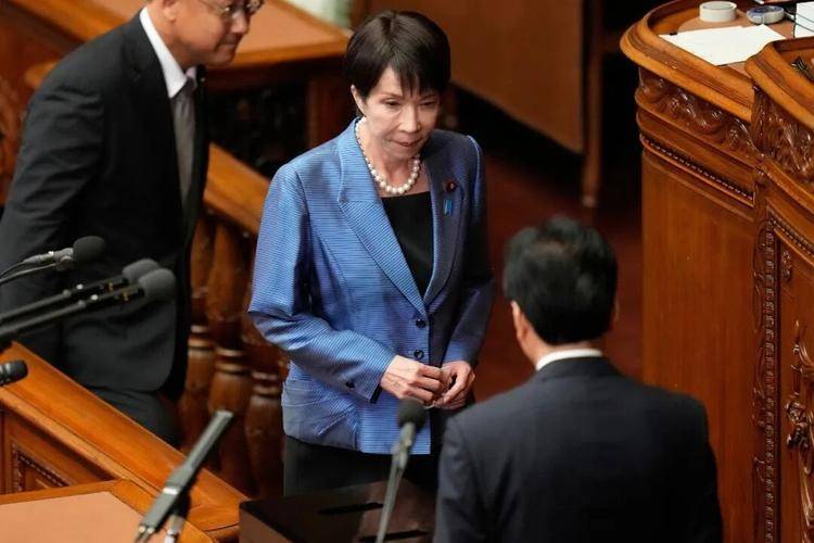 迟迟等不到北京贺电后,高市早苗公开道歉,日本社会面临巨大难题,特朗普将上门要账,释放信号强烈